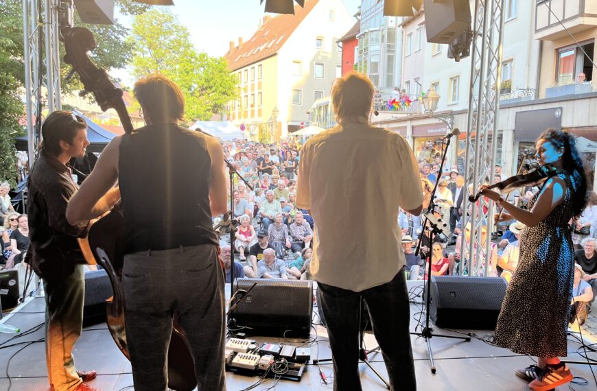 Zwanzig Jahre Profolkbühne auf dem Bardentreffen